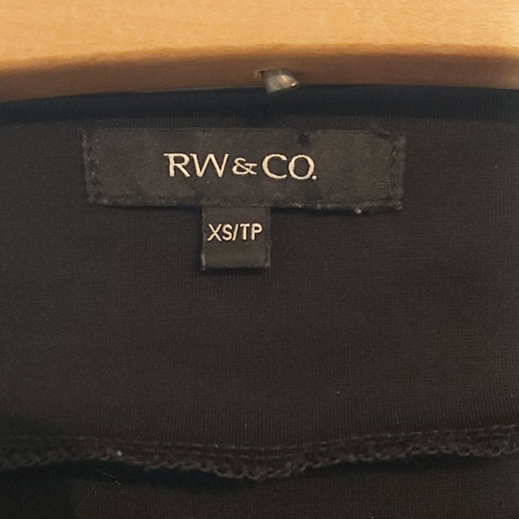 Dressy blouse with flowy short sleeve - Picture 3 of 5